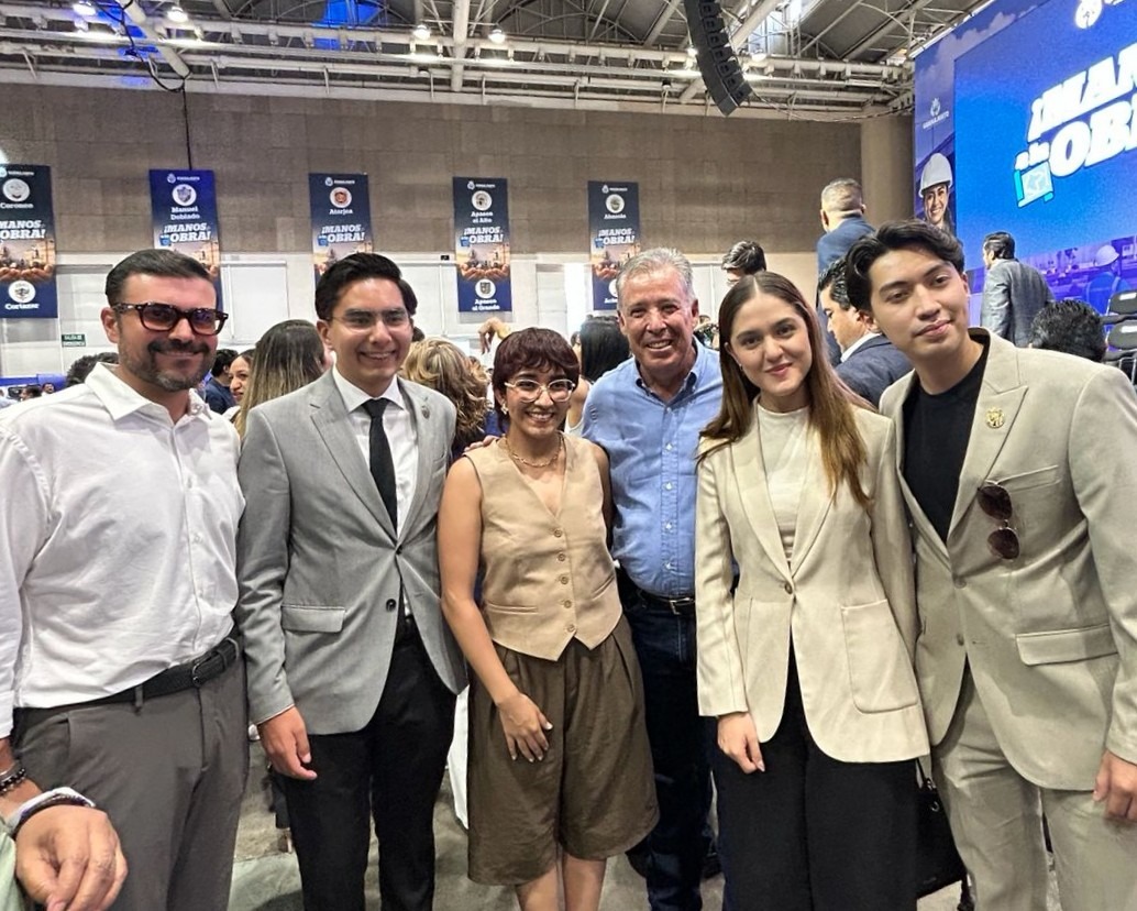 miguelmarquezm's tweet photo. Hoy acompañamos mi compañero de fórmula en el Senado @NovoaDavid y un servidor a la gobernadora @LibiaDennise en la presentación del programa #ManosALaObra, una estrategia que impulsa obras y acciones para mejorar la calidad de vida de las familias guanajuatenses, 386 obras con inversión superior a 4 mil millones de pesos.

Más infraestructura significa más oportunidades, mejor movilidad, espacios dignos y desarrollo para los 46 municipios. Sigamos construyendo juntos un #Guanajuato fuerte, competitivo, más humano, con familias sólidas y con más oportunidades para todos. 🏗️🇲🇽