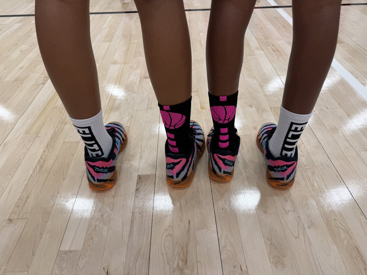 braswell_gbball's tweet photo. Camp of Champions: Day One

High reps, skill work, defense, competition, fun &amp; crazy socks day! Gearing up for more on Day Two!

#1ockedin ❤️🏀🖤 https://t.co/5wcTD45aMR