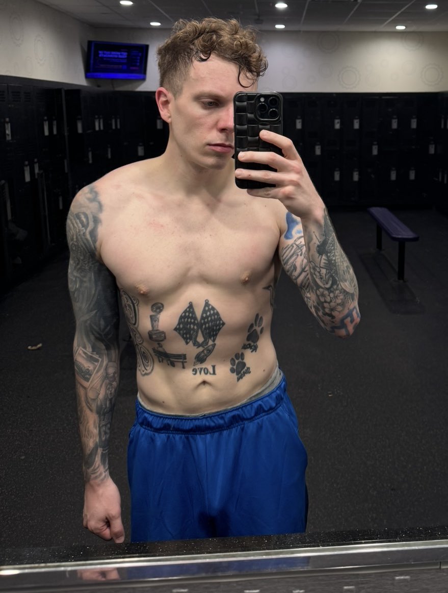 BeeWCee420's tweet photo. “It always looks like you’re hard in your pics”… yeah cuz I walk around like this lol https://t.co/H6HkxXsX4x