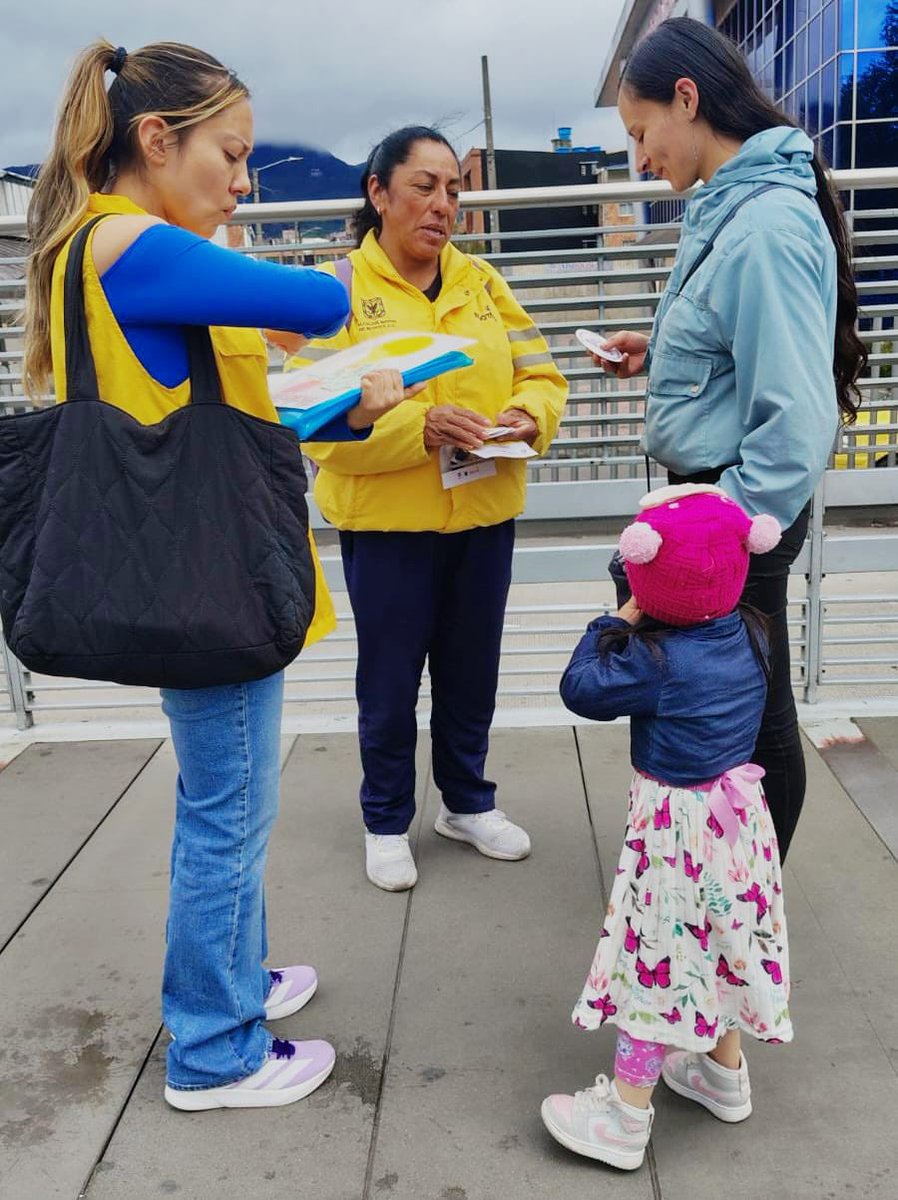 integracionbta's tweet photo. 👉Con el equipo de abordaje territorial estuvimos presentes en distintas estaciones de @TransMilenio  🚌  realizando diferentes diálogos, sensibilizando a la comunidad🙋‍♀️🙋‍♂️ y buscando prevenir la habitabilidad en calle🤝 y las violencias contra las mujeres.🟣 En articulación con @secredistmujer y @GobiernoBTA.

#AquíSiPasa🟡🔴