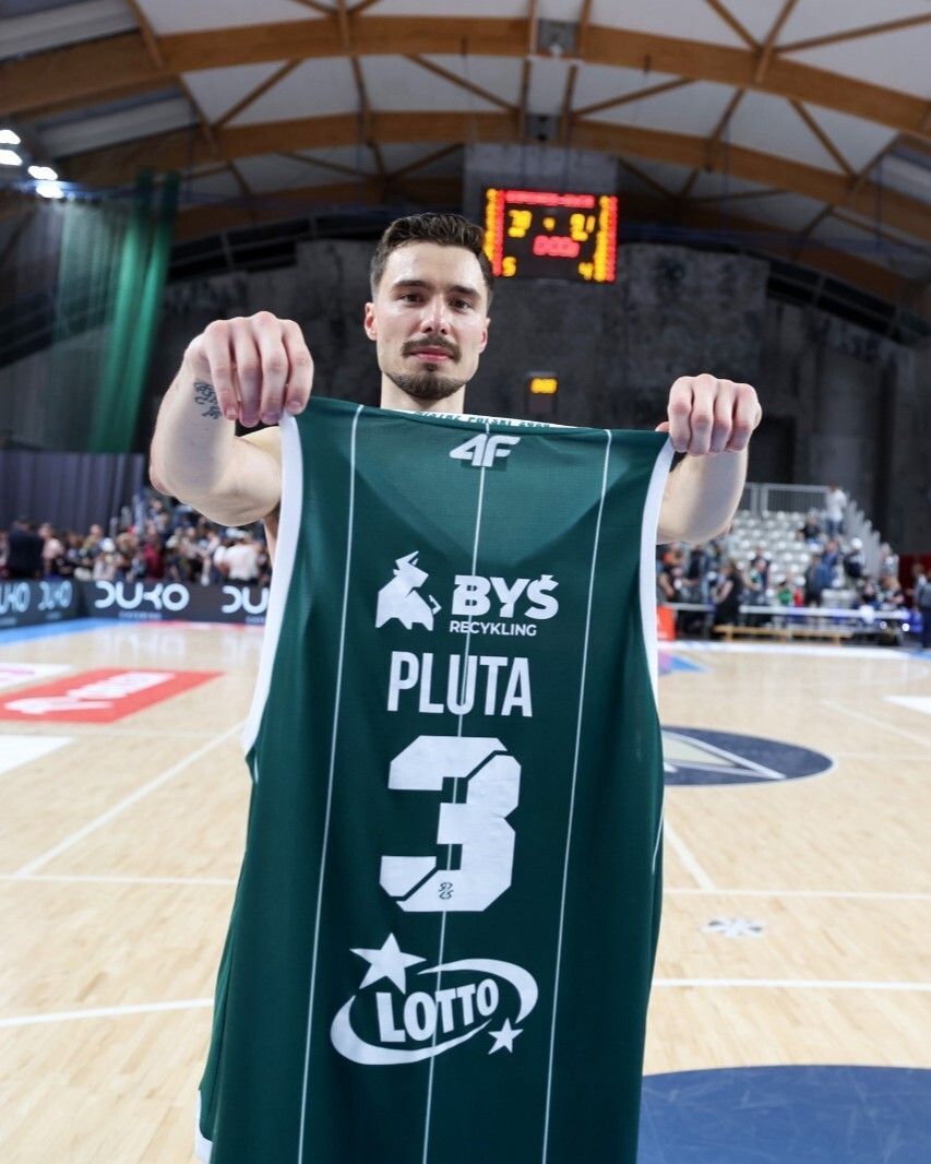 LegiaKosz's tweet photo. 𝐌𝐕𝐏 - 𝐀𝐍𝐃𝐑𝐙𝐄𝐉 𝐏𝐋𝐔𝐓𝐀  👑 

NIE ZAPRASZAMY DO DYSKUSJI 🤭 

#legiakosz #legiawarszawa #plkpl #basketball #warszawa ️ https://t.co/hbLkjuEGtX