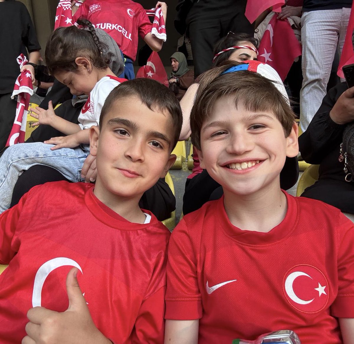 halilkilic41's tweet photo. Milli takımımızı Dünya Kupası öncesi yalnız bırakmadık. Geliyoruz bizi bekle Amerika 🤲🇹🇷👏⚽️
Türkiye 4-0 K.Makedonya https://t.co/riC4pcn5f2