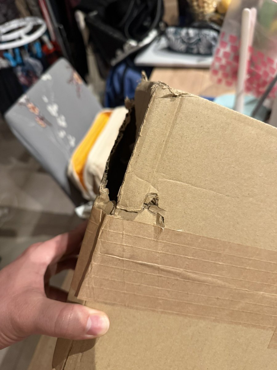 Alan_R_25's tweet photo. Good evening @CorsairSupport @CORSAIR stop working with unreliable delivery drivers. Thankfully, the product arrived undamaged and complete! 

UPS delivery driver🙃 https://t.co/A7CgOZ9cE5