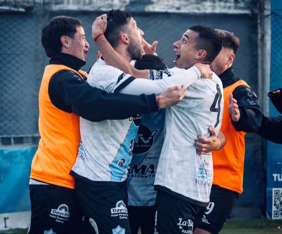 santigeron's tweet photo. #PrimeraB
SEÑORAS Y SEÑORES GANÓ ARGENTINO DE QUILMES POR 2 A 0 AL ÚLTIMO, ITUZAINGÓ, Y SIGUE ALEJÁNDOSE DEL DESCENSO. PARTIDO OBLIGADO A GANAR.
👉🏻Dos expulsados en Ituzaingó (Politano y Santiago)
⚽ Leandro Guzmán y Lautaro Filosa https://t.co/CM3fMUAeh6