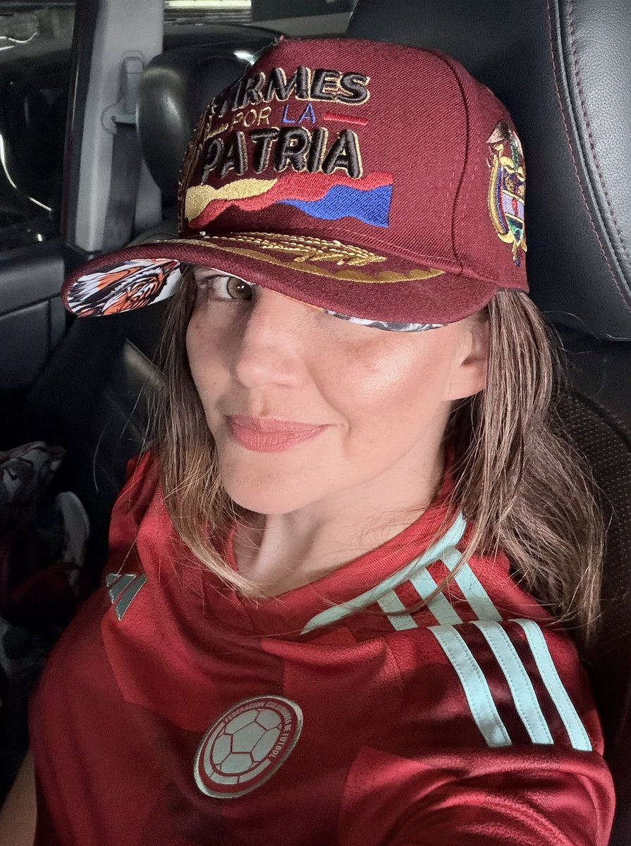 •Elizabeth Cardona• tweet media
