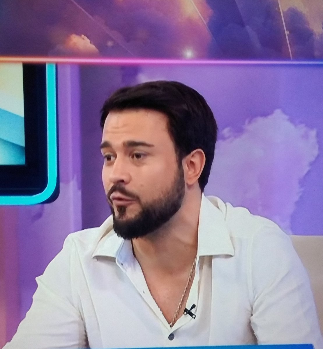 LSTW039444's tweet photo. Não acho bem o zaza ser ofendido por a tvi lhe ter mandando sentar com o cotonete e a Miranda na gala, mas num especial no fim do ss10 o zaza estava todo de sorrisinhos com o cotonete, o q adianta criticar o Afonso? O cotonete fez mil vez pior q o Afonso 
#sstvi #dfss https://t.co/JwmcuX2utv