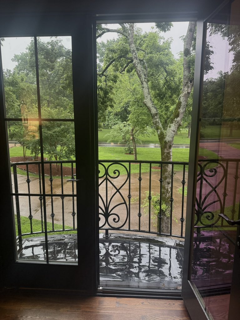 AlexWaldoBooks's tweet photo. 100% chance of rain.
0% chance of me changing out of sweats. 

#WritingCommmunity #scbwi #kidlit #officeviews https://t.co/9yOAi8fqgU
