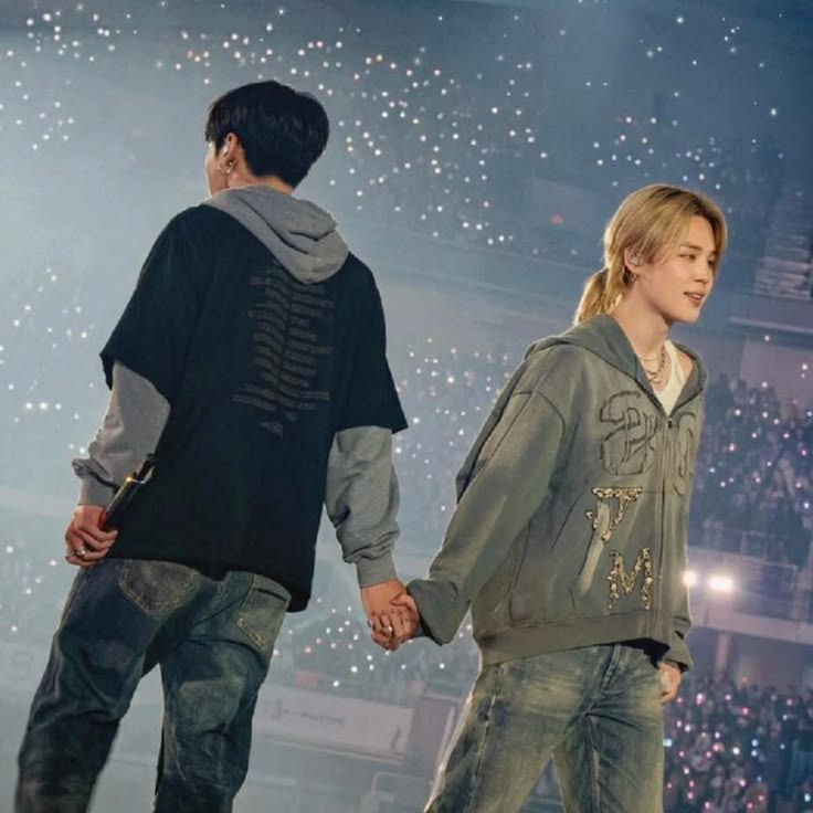 abihdz_jk's tweet photo. Tu y yo /un mini AU #Kookmin 

Donde J.k es el chico brillante que pasa desapercibido, mientras J.m brilla entre los populares. O Donde ambos guardan un secreto: son pareja desde antes de la universidad. Su secreto estaba a salvo hasta que el embarazo de J.m sale a la luz+ https://t.co/vMe1IEhDAE