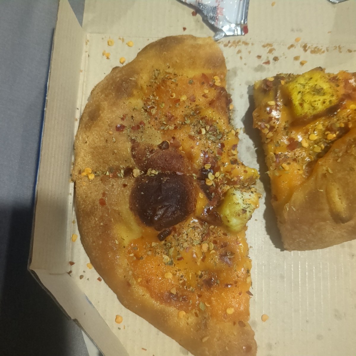 pranshu_05's tweet photo. @dominos @dominos_india are you sure this is what your bowl cano look like? This is shit, I expect a refund https://t.co/d2BS8cyQUQ