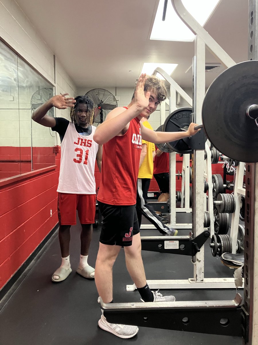 GroundsMark's tweet photo. Great evening crew leading the way in speed/weights camp. If you missed join us tomorrow!!! https://t.co/uyVyPS5EMc