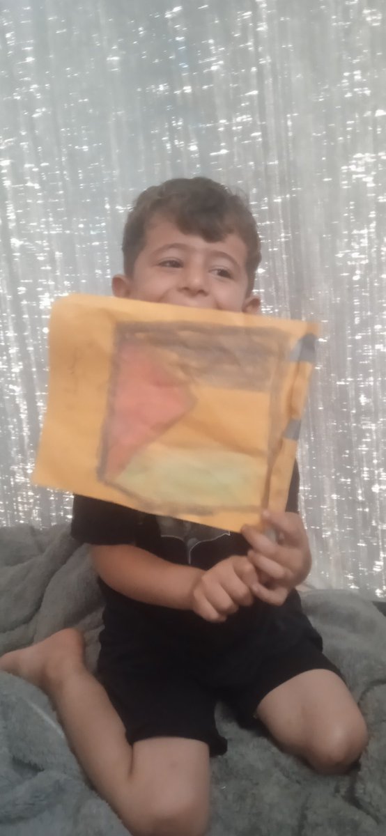 RanytF3043's tweet photo. My children didn't experience the joy of Eid like other children. No one has donated to them for a month. My son Yazan took his paintbrush and started drawing on Eid day, and he drew the Palestinian flag! Yazan deserves to live with dignity. Please https://t.co/SY7167UWnO. https://t.co/i1n1Uj55XX