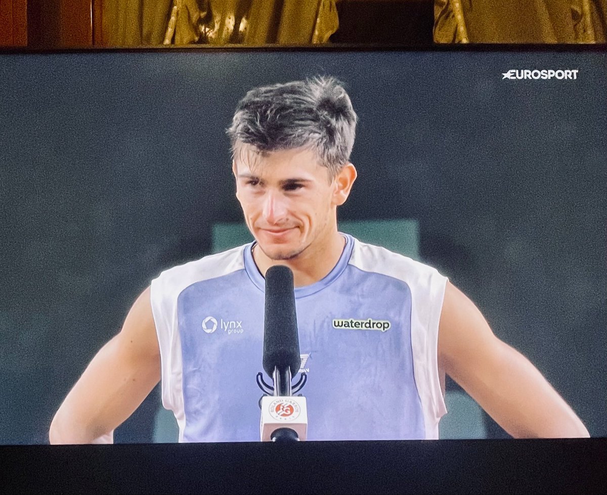 Nerys__'s tweet photo. #Arnaldi “È un sogno essere qui, ho sofferto per via del piede in questa stagione. Il mio primo match qui è durato 4 ore, il secondo 3 e mezzo, poi altri due di cinque. Non so che dire. 

Ho sempre sognato di giocare una partita del genere in serale vivendo battaglie così. Penso che ad un certo punto non fosse quasi più tennis, non so: era qualcos’altro, ma doveva esserci un vincitore.

Questo è di certo il più bel match che abbia giocato, con questo pubblico poi, è fantastico, sono così felice di essere qui! 

Amo questo torneo, l’ho giocato tre volte: tre anni fa ho vinto con Rublev,ma oggi è stato un match dai contorni irreali 

Grazie a tutti! Ad un certo punto sembrava di essere in Italia! Grazie per avermi so tenuto anche da casa, e lunedì sera, siamo tutti stanchi, grazie davvero”.

#RolandGarros