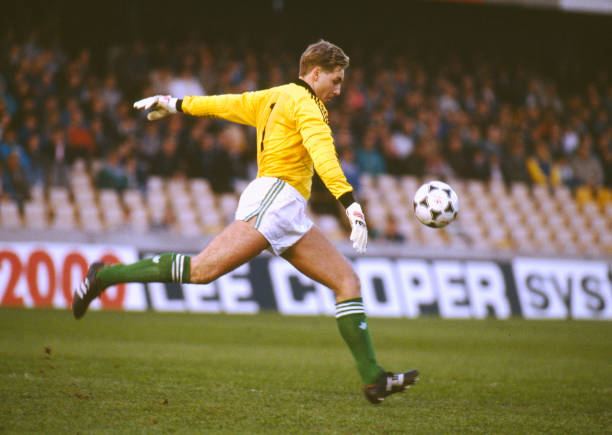 goalkeepersdiff's tweet photo. Northern Ireland's Allen McKnight prepares to punt the ball down field in 1988. https://t.co/Nb9Nuflj6q
