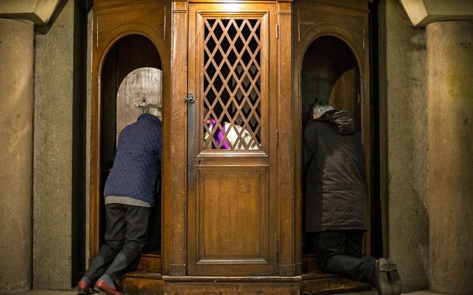 obscat's tweet photo. 🚨ALERTA || Partido de Emmanuel Macron quer RETIRAR o SEGREDO DE CONFISSÃO na França. 

A Igreja traz um o sinal de alarme contra uma proposta de lei na Assembleia Nacional, que prevê a supressão do Segredo da Confissão.

O texto é apresentado pelo EPR, partido de Emmanuel Macron.