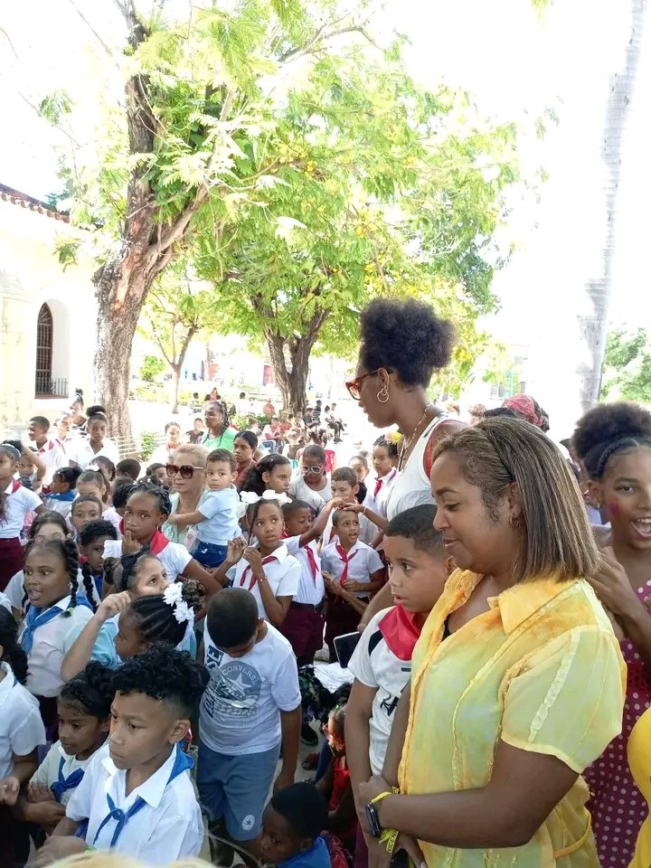 consejopcentro's tweet photo. 📸 #Instantáneas desde el céntrico parque de nuestra urbe guaseña, José Martí con imágenes del #FESTIVALINFANTILDELASARTESPORLAPAZ, que aconteció esta mañana. Celebrando el Día Internacional de la infancia.
📣 MUCHAS FELICIDADES CHIQUITINES.
#CulturaGuantánamo https://t.co/TlQb5Sj7rD