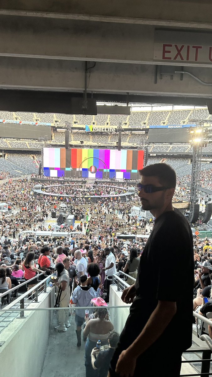 BeyhiveNY's tweet photo. Happy Pride Hive 🥰🥰
Found my shotgun rider for Act 2 but always wish he could have joined the Renaissance 😭🥰😭 https://t.co/rryg9mVYSN