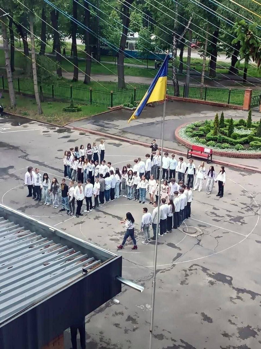 Voxkomm's tweet photo. CONFIRMED: the school in Vinnytsia where students were arranged to form a swastika in honor of Traditional Ukrainian Shirt Day (Vyshyvanka) is the Professional Technical Institute (coordinates: 49.2338, 28.4137)
https://t.co/9LcRcz17gw https://t.co/jmo7DHyONv