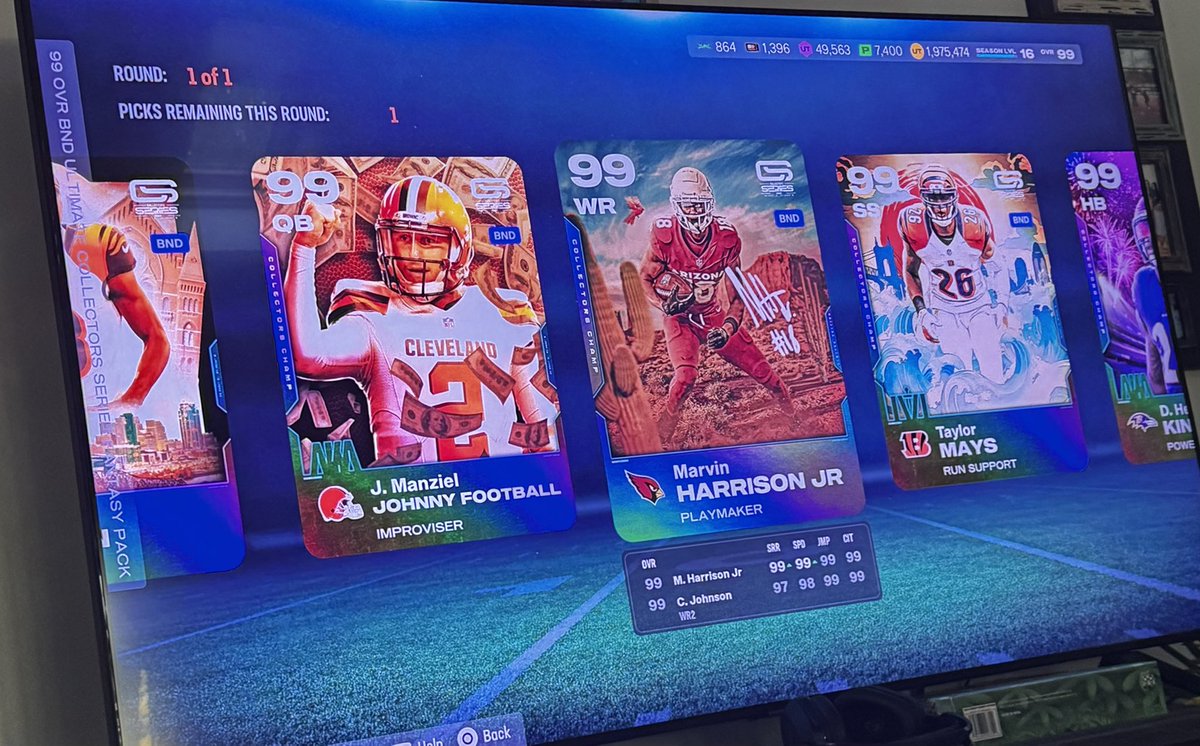 hazedup83's tweet photo. What a day !! I’ve ran a 50/50 Collectors and Bills TT all year so it feels like EA threw me a bone with that Stafford LTD 😬😬 and I finally get to cash in those collectors tokens @EASPORTS_MUT @Moshimadden @Zirksee @SwiftYouTube_  #collectorsseries #madden https://t.co/Fnl9pLfEvq