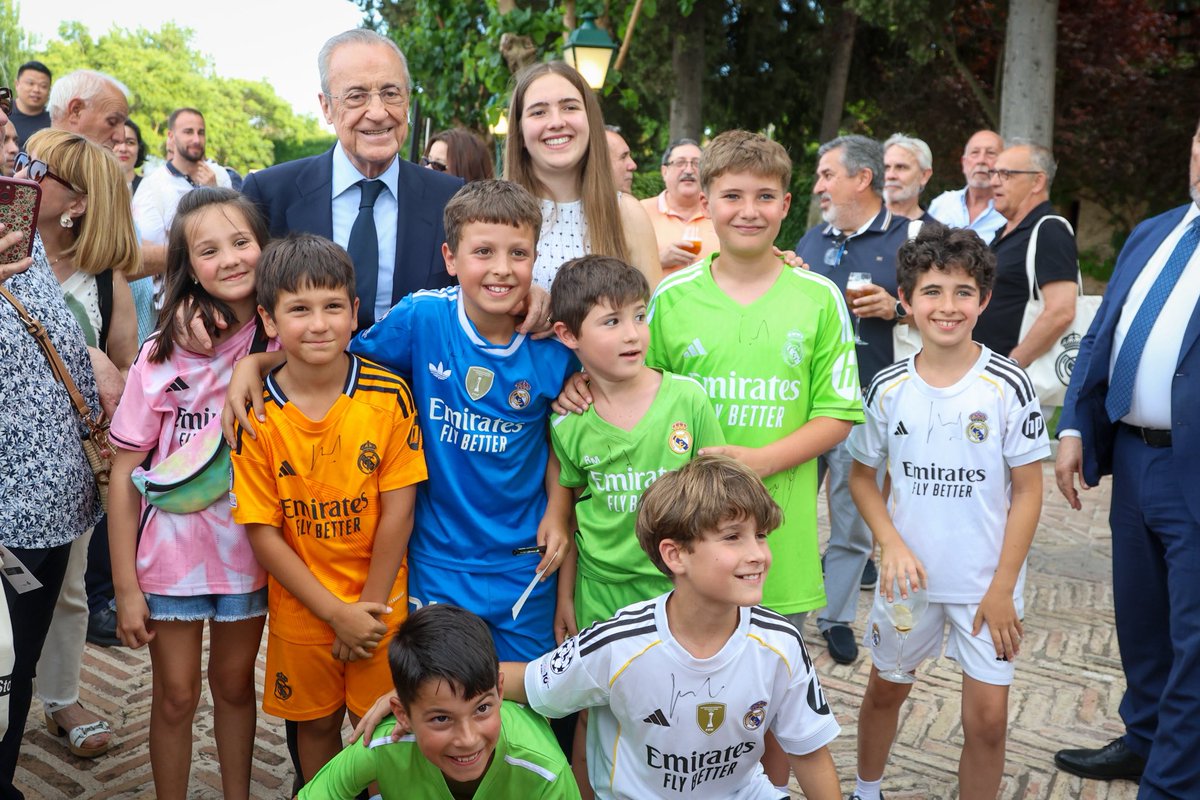 Florentino2026_'s tweet photo. Florentino Pérez compartió en Toledo un día muy especial junto a peñistas y socios del Real Madrid, escuchando a quienes representan nuestro escudo con orgullo en cada rincón. 

Porque la fuerza del Real Madrid está en su gente. 

#MuchaHistoriaPorHacer… https://t.co/lqbxEPxphP