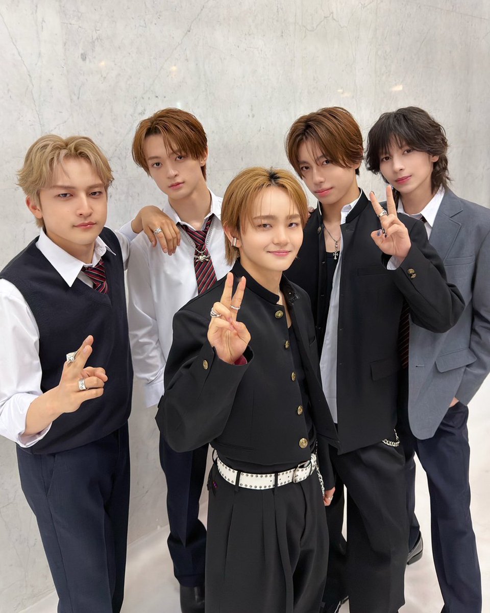amazonmusicjp's tweet photo. ✧.+🔍#STARGLOW の間違い探し🔍+.✧

「Good Boys Anthem」をリリースしたSTARGLOWから、間違い探しが出題されました🤔
2枚の写真をよーく見比べて、異なる点を見つけてね👀
わかった方はリプライで教えてください💬

楽曲は #AmazonMusic で楽しもう👇
🎧https://t.co/vpohhQp4jg
@starglow_bmsg https://t.co/il0aCvx3Fz