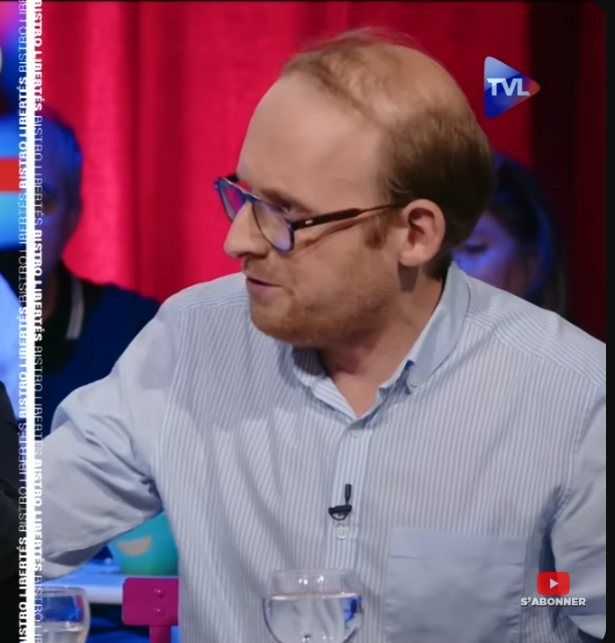 vinceflibustier's tweet photo. Je suis prêt à monter une cagnotte pour lui payer un voyage en Turquie parce que là c'est plus possible, le matin il doit avoir des cheveux qui lui tombent sur l'épaule. https://t.co/4ndxAWMQde