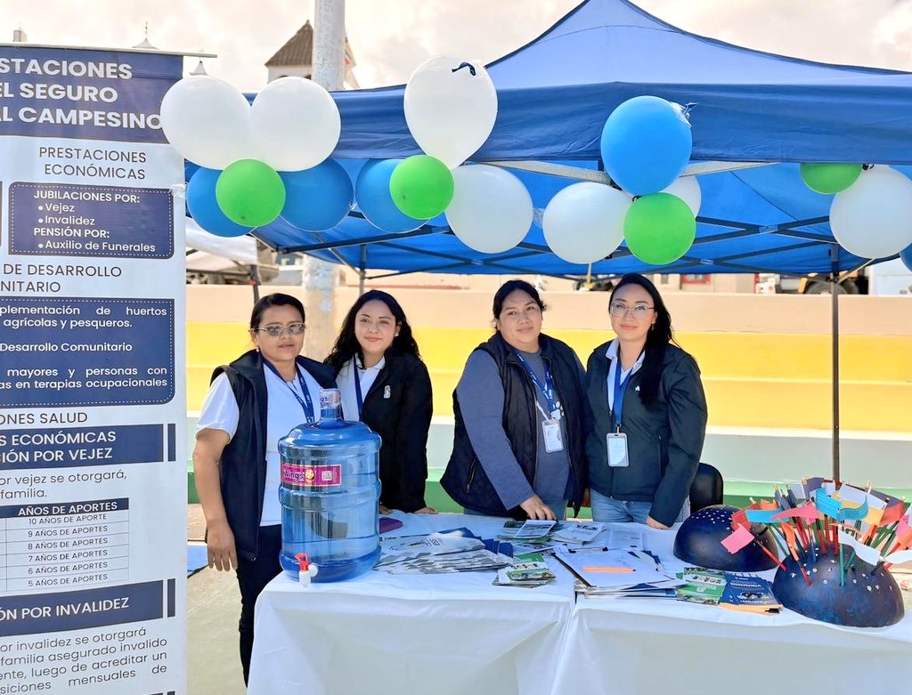 IESSChimborazo's tweet photo. #IESSnoPara | El Dispensario Guso de Quimiag del @IESS_SSC participó en la feria de emprendimientos por las fiestas de parroquialización del sector. Nuestro equipo médico y administrativo estuvo presente para acercar los servicios de salud y prestaciones a la comunidad.🏥👩‍⚕️🧑🏻‍🌾 https://t.co/3JrMCcQIsZ
