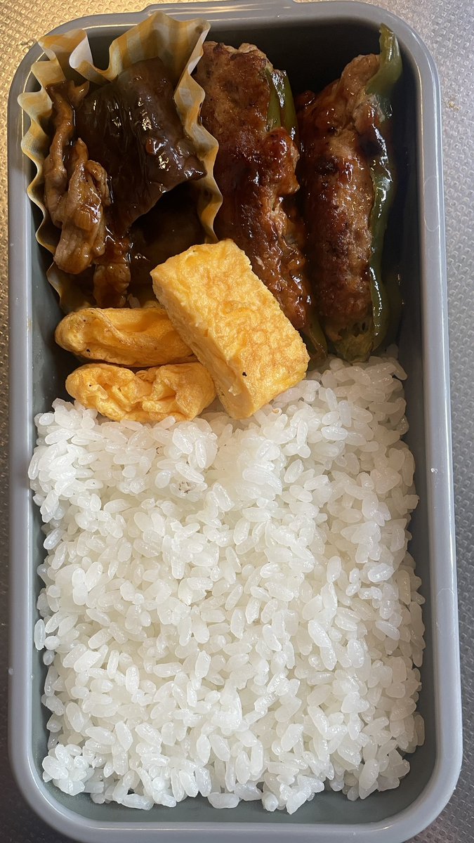 MBKPSX's tweet photo. 2026.06.02(火)

無事に寝坊して起きたら5:30
昨日の晩御飯の好評だったピーマン肉詰め、豚バラ麻婆茄子を入れ、後卵焼きを焼いて終わり。

ご飯🍚進むぜ。

#お弁当 
#お弁当日記 
#お弁当作り楽しもう部 
#お弁当記録 https://t.co/OB67P7lhrI