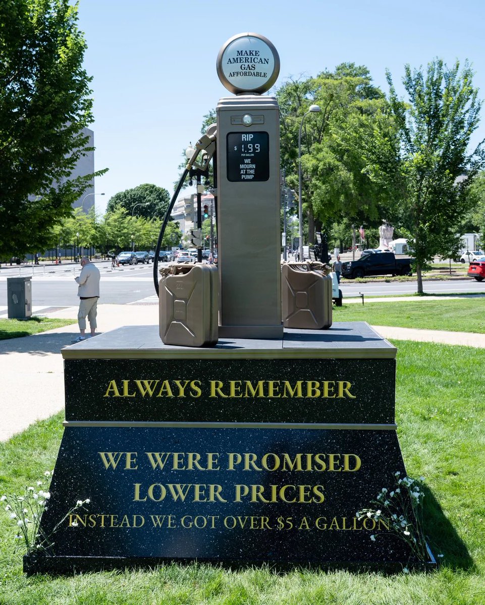 Mollyploofkins's tweet photo. The Affordable Gas Memorial on the National Mall in Washington, D.C. https://t.co/ZAnJLkYiol