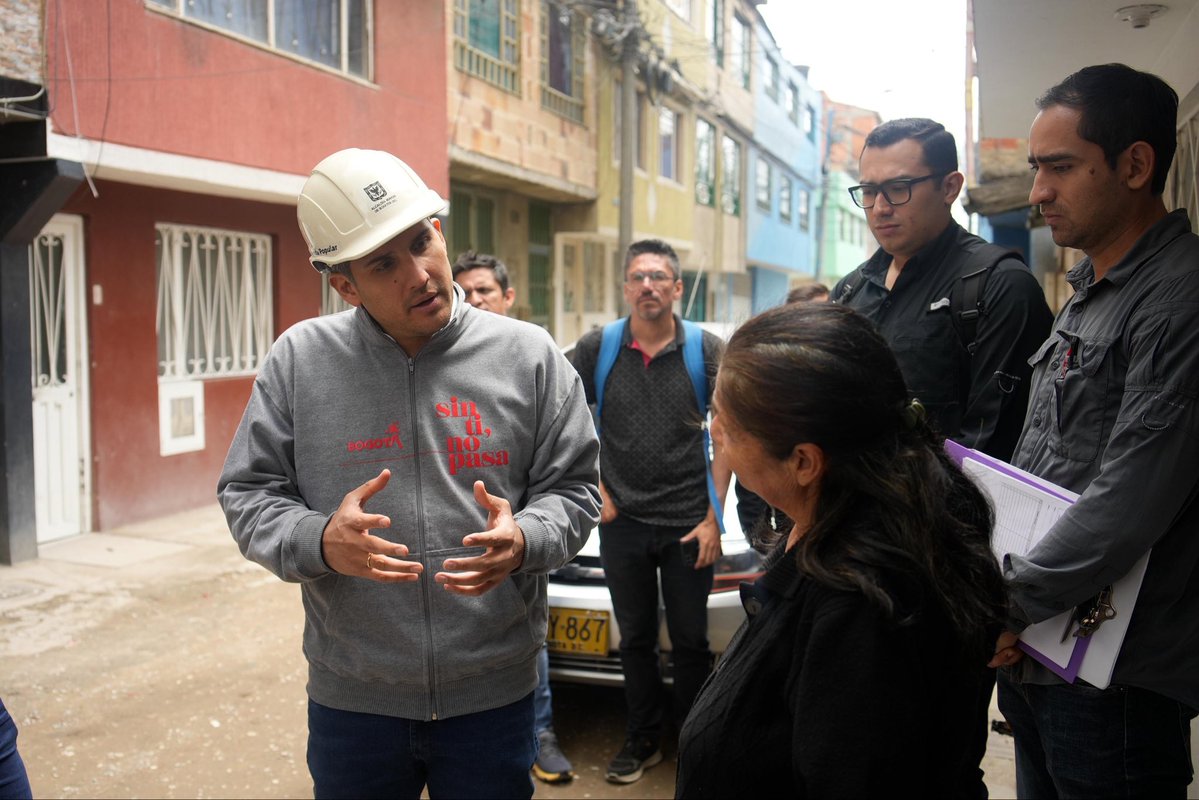 CVPBogota's tweet photo. #HoyEnLaCVP el director general, Juan Carlos @fernandezjca, recorrió la localidad de #Suba para supervisar los avances de la intervención integral que estamos ejecutando, reafirmando nuestro compromiso con los barrios y la calidad de vida de sus habitantes. #AquíSíPasa https://t.co/eCSX6eQrYW