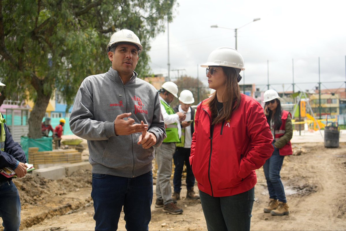 CVPBogota's tweet photo. #HoyEnLaCVP el director general, Juan Carlos @fernandezjca, recorrió la localidad de #Suba para supervisar los avances de la intervención integral que estamos ejecutando, reafirmando nuestro compromiso con los barrios y la calidad de vida de sus habitantes. #AquíSíPasa https://t.co/eCSX6eQrYW