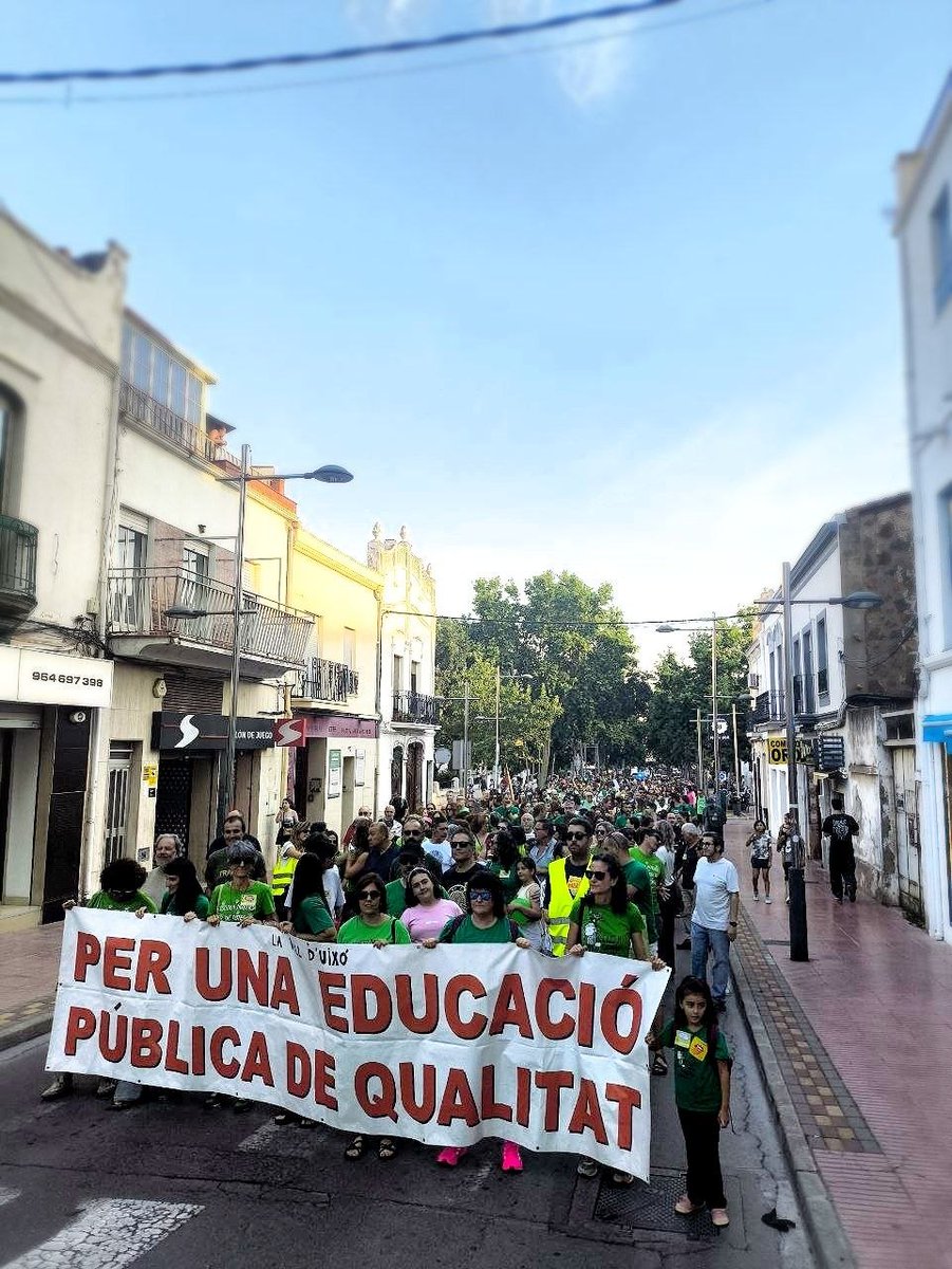 ManelAgea's tweet photo. Jo vinc d'un poble on la vida s'entén només des de lo públic 

La Vall d'Uixó, capital de l'educació pública 💚✏️ https://t.co/HL0C8voA1k
