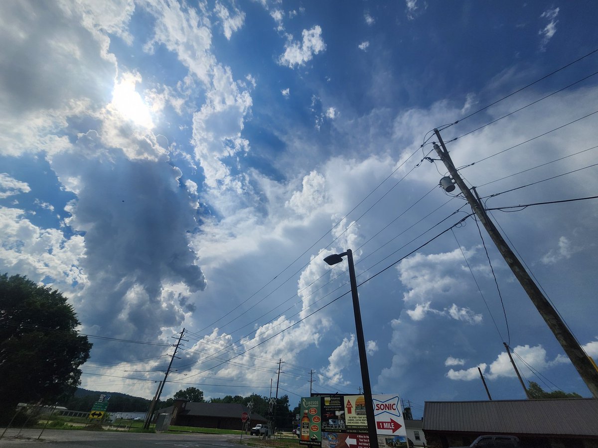 Apollo__WX's tweet photo. GOSH, what a view from flippin of the severe storm on the AR/MO Line entering marion county. #ARwx @WxZachary @ARWXnetwork https://t.co/qP2ViXrQPR
