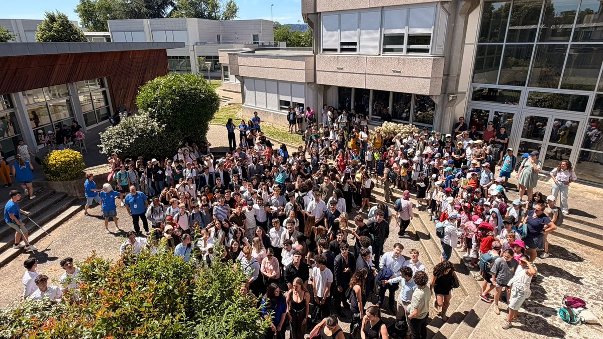 RepCollege's tweet photo. En partenariat avec l'association Ludicoop, les élèves du collège Paul Valéry se sont rendus à l' IUT de Valence pour une rencontre autour des jeux de société avec des élèves de divers horizons. Un moment de rencontres, de partages et de développement des compétences! #ludicoop https://t.co/fB9muQgfln