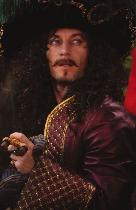 Geiyu3's tweet photo. Jason Isaacsʼ Captain Hook look could pass for a convincing Sirius Black #ToMe https://t.co/ZRy7DvuTqn