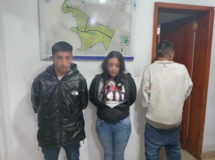 MetroEcuador's tweet photo. 🚨 Tres presuntos implicados en el robo y agresión a una pareja en el sector de La Gasca, en el norte de Quito, fueron identificados y aprehendidos por la Policía Nacional.

Según informó la institución, los tres sospechosos enfrentan prisión preventiva mientras avanzan las investigaciones por este caso.

Las autoridades destacaron que la colaboración ciudadana fue clave para ubicar a los involucrados. 👇

#Quito #LaGasca #PolicíaEcuador