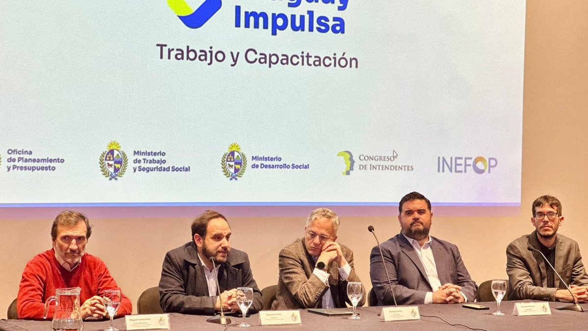 cintendentesuy's tweet photo. ▶️ Uruguay Impulsa: el presidente del Congreso de Intendentes, Nicolás Olivera, participó del lanzamiento de la segunda edición del programa, que apuesta al empleo, la formación y la inclusión en todo el país 🇺🇾

🧵⬇️ https://t.co/mcjD2kHZc2