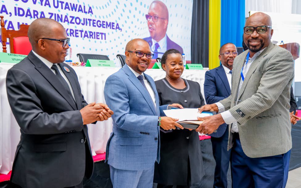 ridhiwankikwete's tweet photo. Nimefungua Mkutano wa Maafisa Tawala na Rasilimali Watu uliofanyika katika ukumbi wa Gen. Mabeyo , Dodoma leo tarehe 1 Juni, 2025.

Mkutano huo ambao umewakutanisha maafisa Tawala na Rasilimali Watu toka Wizara, Idara na Taasisi za Serikali, Zile zinazojitegemea na Zile za Serikali ya Mitaa umefanyika ikiwa ni Mkutano wa Mwaka unaokutanisha wataalamu hawa ambapo wanajadili mambo mbalimbali yanayohusu changamoto za fani yao na jinsi ya kukabiliana nazo. Mkutano huu wa Mwaka unaandaliwa na Ofisi ya Rais Utumishi na Utawala Bora ni mkutano ambao umuhimu wake unawezesha serikali kukutana na wataalamu ikiwa ni mpango wa kuboresha utumishi wa Umma.

Katika mkutano huo, nimewakumbusha kufuata taratibu na kuwaimarisha mawasiliano baina ya ofisi zako na ofisi ya Rais- Utumishi ili kuimarisha utatuzi wa changamoto huku msiaitizo mkubwa tukisisitiza kuweka kwenye matumizi ya teknolojia za mawasiliano yaani mifumo iliyowekwa
Na kutengenezwa na Serikali kupitia Ofisi yetu ya Rais Utumishi na Utawala Bora. Pia nimetumia nafasi hiyo kumshukuru Mh. Rais kwa kazi kubwa na maelekezo anayoyatoa yanayofanikisha utemdaji kazi wetu na kuimarisha huduma kwa wananchi uku nikigusia mafanikio makubwa ya ujenzi wa mifumo, upandishaji madaraja,ulipwaji wa madeni yanayotokana na mishahara  na likizo. 

#KaziNa Utu #TunasongaMbele #KaziInaendelea