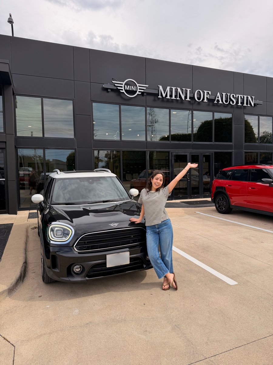 MINIofAustin's tweet photo. Congratulations, Rachel! Welcome to the MINI family! 😎 #MINI #MINIOfAustin https://t.co/8UQ1Q6RRQ1