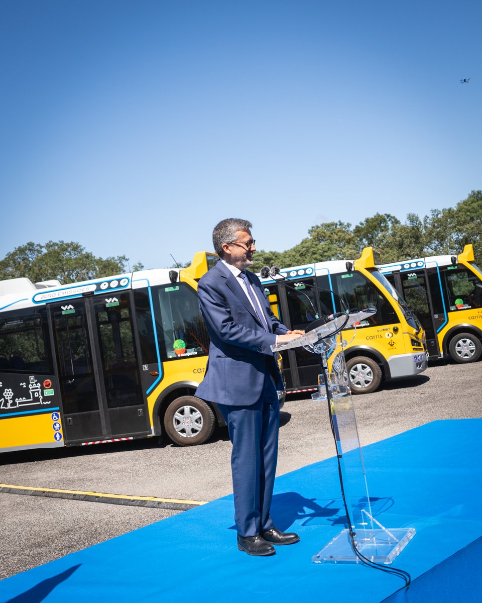 Moedas's tweet photo. Mais 15 “Manjericos” 100% elétricos ao serviço de Lisboa.

Com estes novos miniautocarros elétricos, reforçamos a mobilidade sustentável nas zonas históricas da cidade e damos mais um passo na modernização do transporte público em Lisboa.

Em 2021, a Carris contava com apenas 15 autocarros elétricos. Hoje, já estão em circulação mais 59 novos veículos totalmente elétricos.

Até 2029, estamos a concretizar um investimento histórico de 278 milhões de euros na renovação da frota, com o objetivo de ter 95% dos autocarros movidos a energias mais limpas.

Uma cidade mais verde faz-se com transportes públicos de maior qualidade e melhores alternativas de mobilidade para todos.