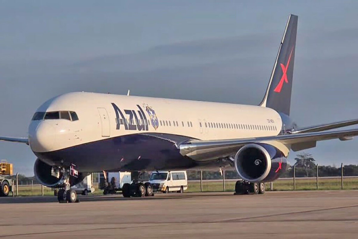 g1's tweet photo. Avião da seleção brasileira pintado com logo da Azul não é da Azul; entenda #g1 https://t.co/T5AzCQQr3A https://t.co/G2z1bQyIEb