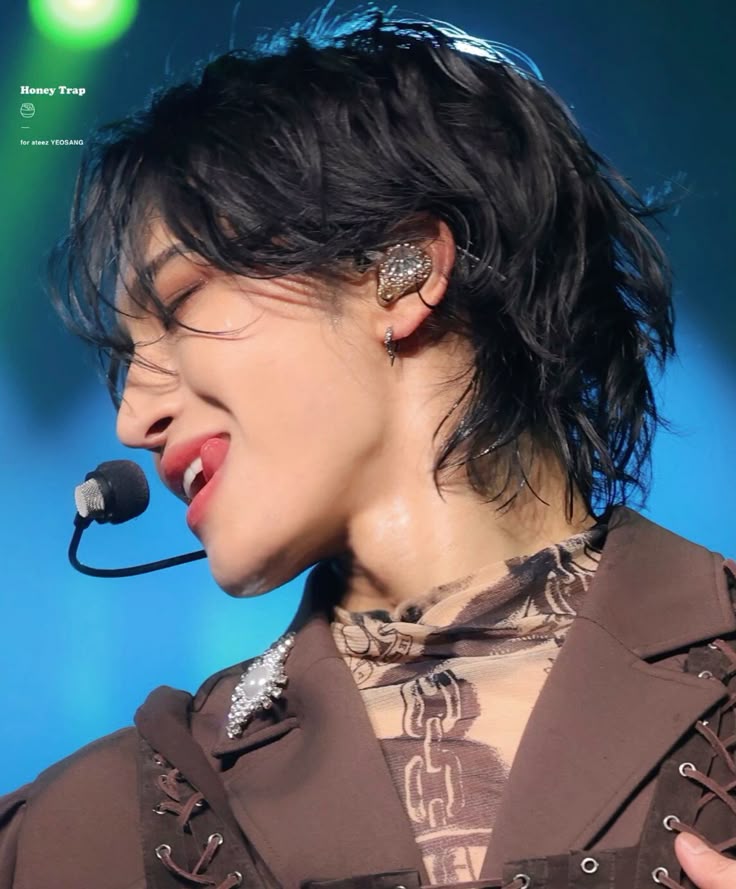 HwaHalaziaa's tweet photo. Seonghwa smirking with his tongue peeking out is so fucking attractive https://t.co/TZXHQwUBR8
