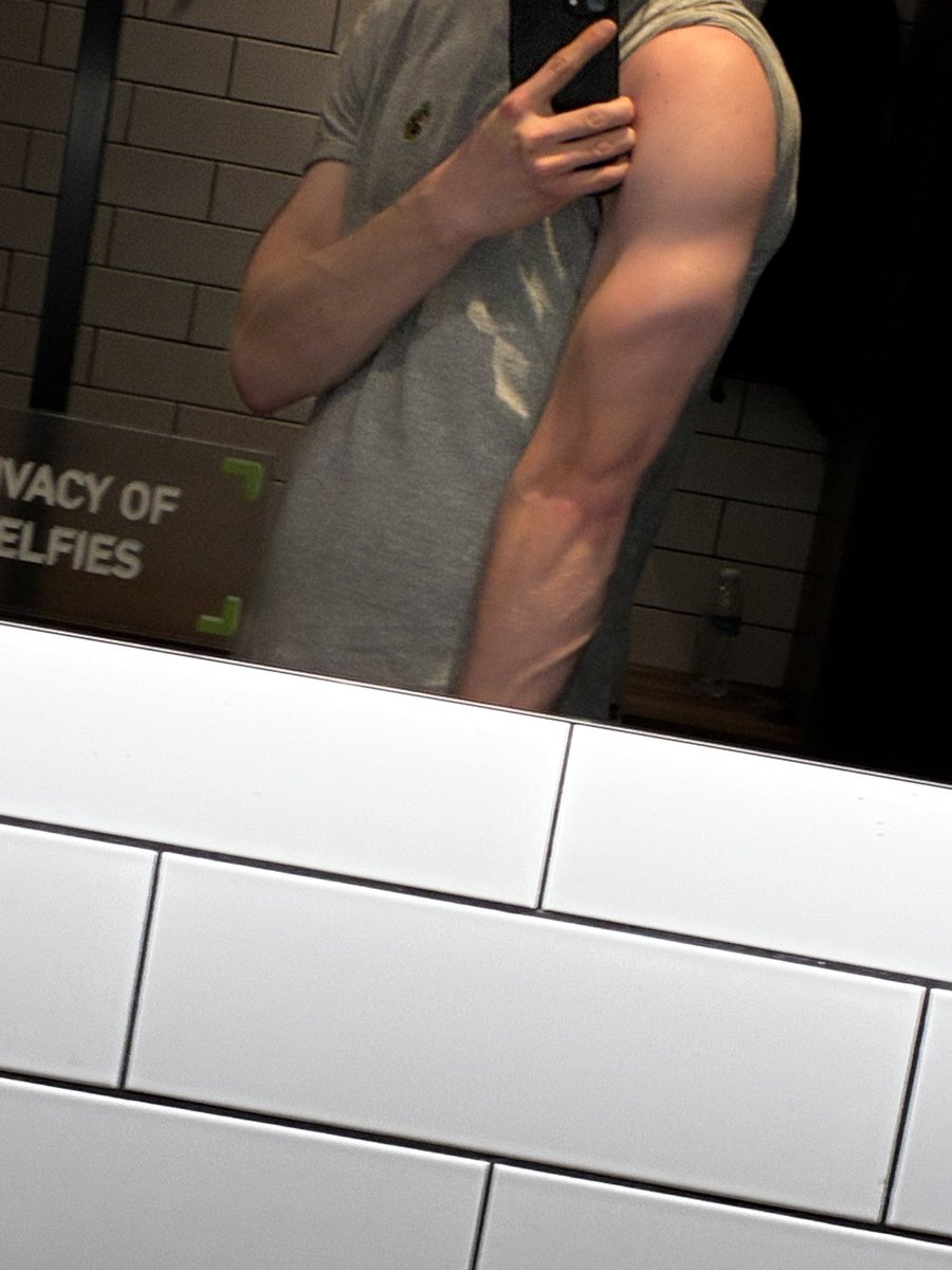 diviinetwt2's tweet photo. hi #nsfwtwt #horny #biceps #uk #comgirl https://t.co/zQ292PEdL8
