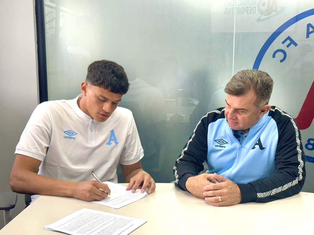AlianzaFC_sv's tweet photo. 𝐃𝐀𝐍𝐈𝐄𝐋 𝐅𝐑𝐀𝐍𝐂𝐎 𝐁𝐋𝐈𝐍𝐃𝐀𝐃𝐎 𝐃𝐄 𝐁𝐋𝐀𝐍𝐂𝐎 🅰️🧤 

El guardameta de 19 años y figura en #AlianzaReserva firmó esta tarde por 3 años con nuestro club 😎

#AlianzaFC https://t.co/2G44WOBwZZ