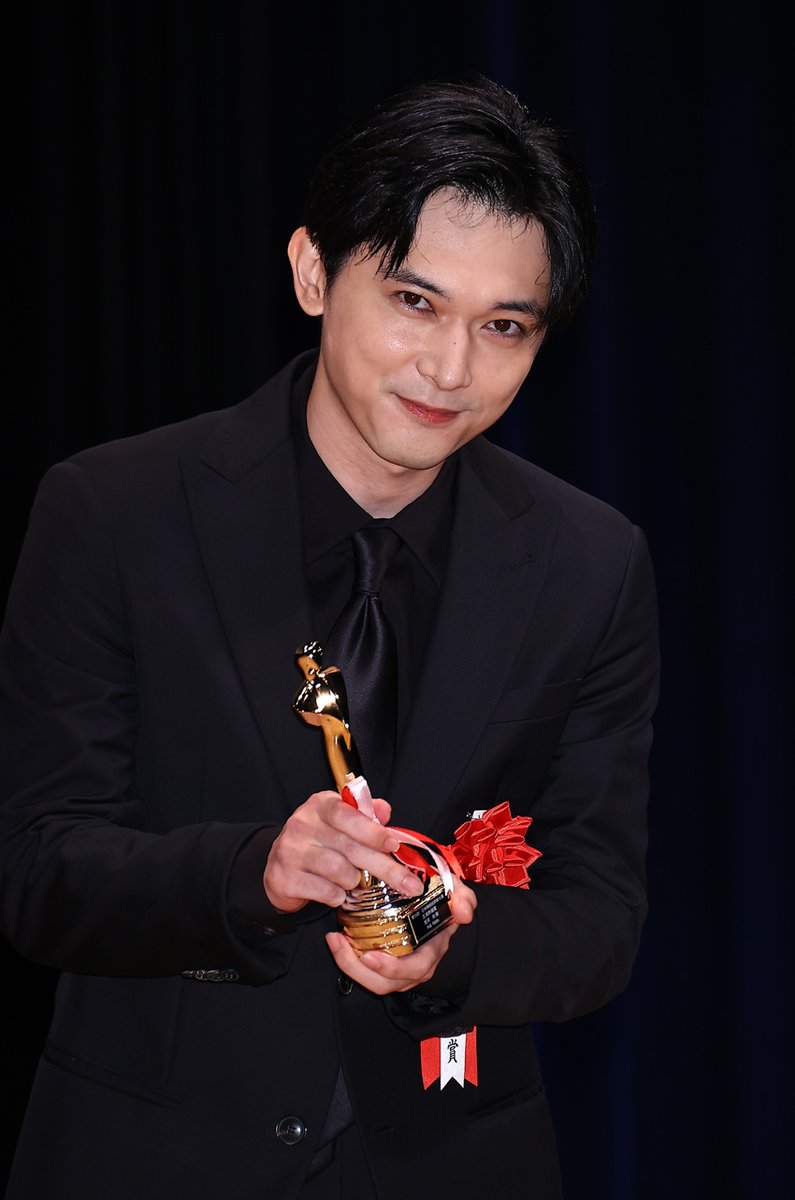 edgelinetokyo's tweet photo. 吉沢亮『第35回日本映画批評家大賞』主演男優賞！「非常に光栄でございます」【受賞スピーチ部分全文】 https://t.co/emRhEiEdZy

写真17枚
北村匠海に思わず「次の僕のことも考えてくれって思って（笑）」
#日本映画批評家大賞 https://t.co/wxCLKTEQnh