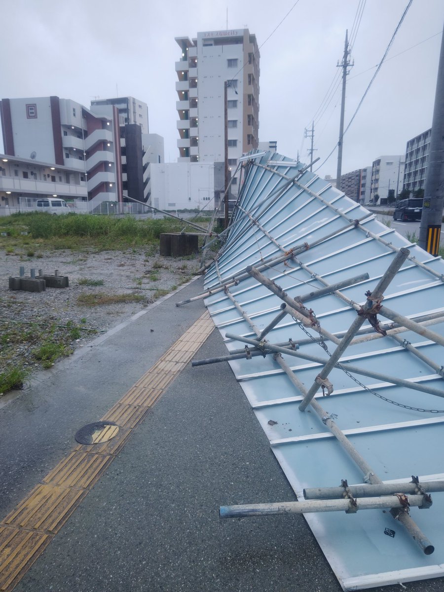 Takeru_Twi's tweet photo. 台風一過…
今朝は普通に歩いて帰ってこれたけど、やっぱそれなりに風強かったんだねぇ

今から台風の影響受ける地域の方々、どうぞご安全にm(_ _)m https://t.co/vAJQEPPtiD