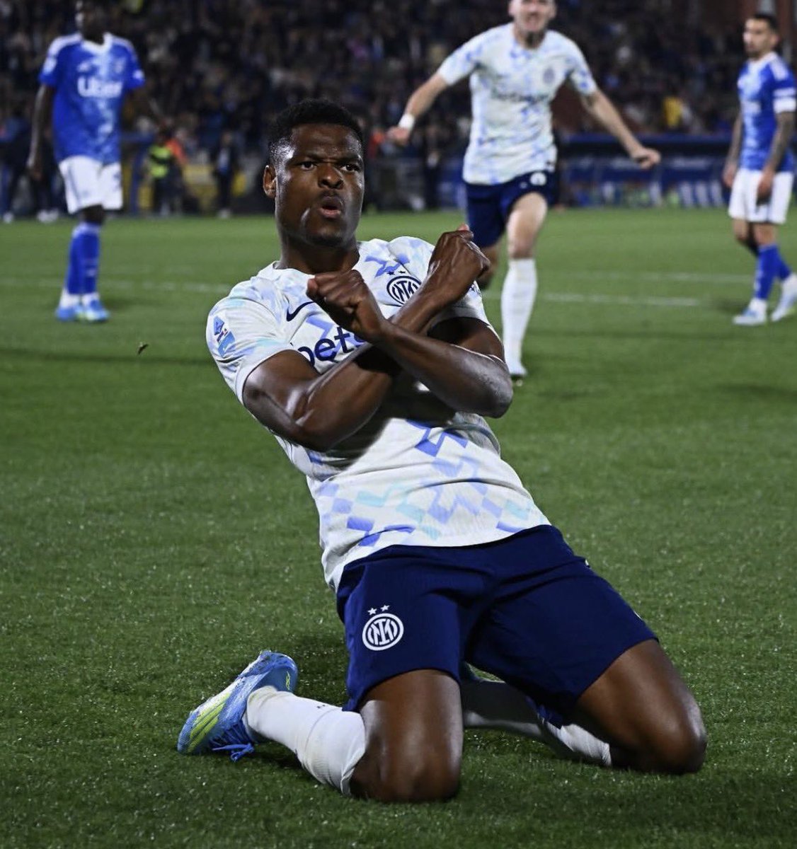 Inter_Xtra's tweet photo. 🚨 BREAKING: Real Madrid has made an approach for Denzel Dumfries. For this reason, #Inter is pushing hard for Marco Palestra. 🇳🇱

[@SkySport via @DiMarzio] https://t.co/qTanY8aKsG