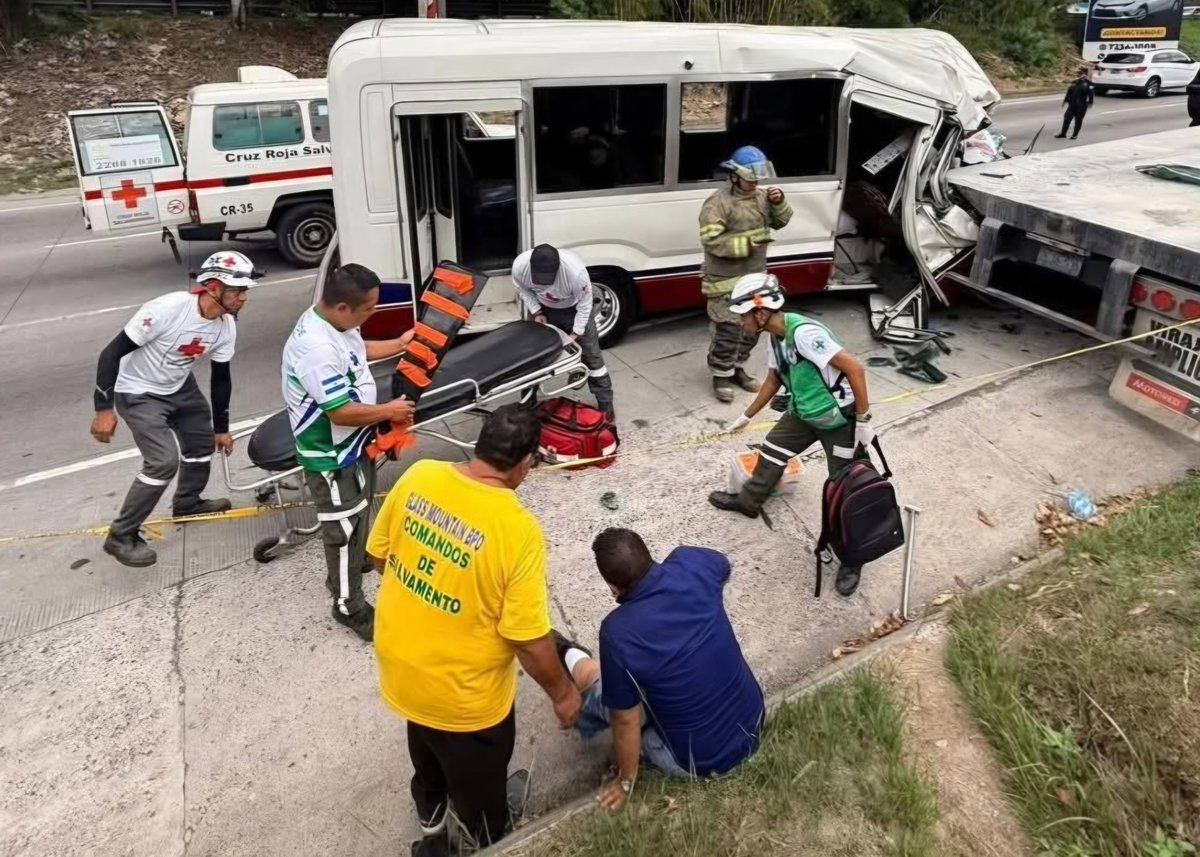 alelmaca's tweet photo. Una mujer falleció y ocho personas resultaron lesionadas tras un percance vial ocurrido ocurrido en la zona de El Trébol en Antiguo Cuscatlán, La Libertad. 

Una coaster de la ruta 42B impactó contra la parte trasera de una rastra estacionada en la vía. Además, percance ha generó un fuerte congestionamiento en la zona. 

Los lesionados fueron trasladados a diferentes centros asistenciales.

Imágenes / Cortesía

#Noticias #SeguridadVial #ElSalvador