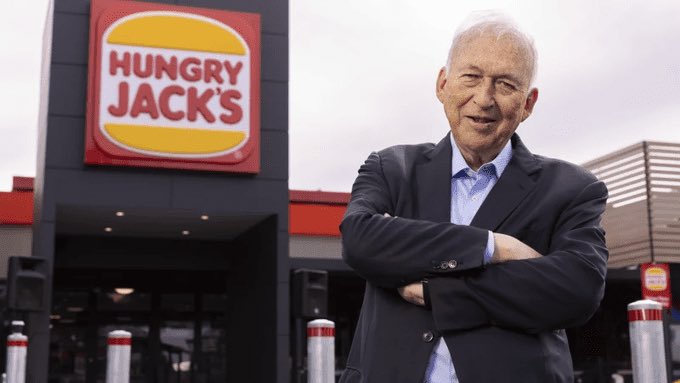 delivapps's tweet photo. في أستراليا برجر كينغ 🍔اسمه Hungry Jack’s

لما الشركة الأمريكية قررت تدخل أستراليا سنة 1971، اكتشفوا اسم “Burger King” مسجل مسبقاً من شخص آخر وما قدروا يشترونه، فاختاروا اسم Hungry Jack’s على مالك الامتياز  

Burger King بعد فترة قررت تدخل استراليا بنفسها لكن صاحب الامتياز رفع قضية ضد الشركة الام وطرد الشركة الام من استراليا