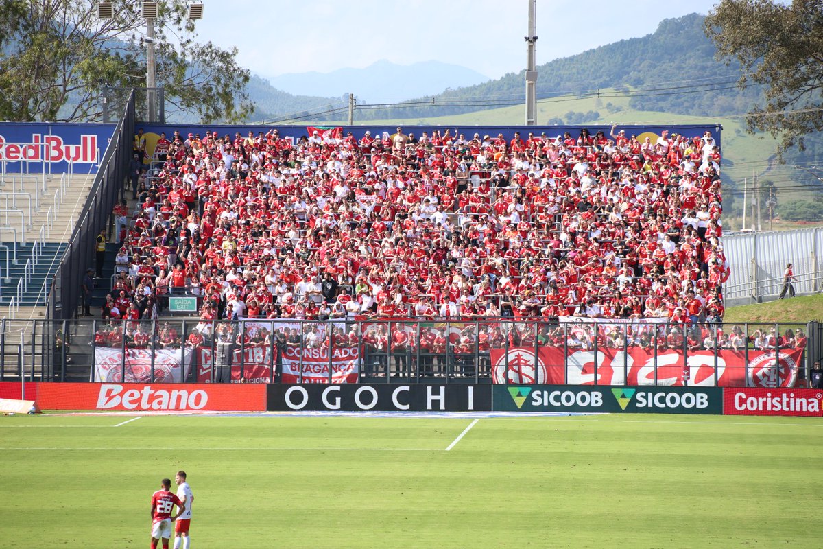 OCantoOficial's tweet photo. Torcida do Internacional de visitante em Bragança Paulista no jogo contra o RB, ontem, pelo Brasileirão. https://t.co/8wvtL7kqix
