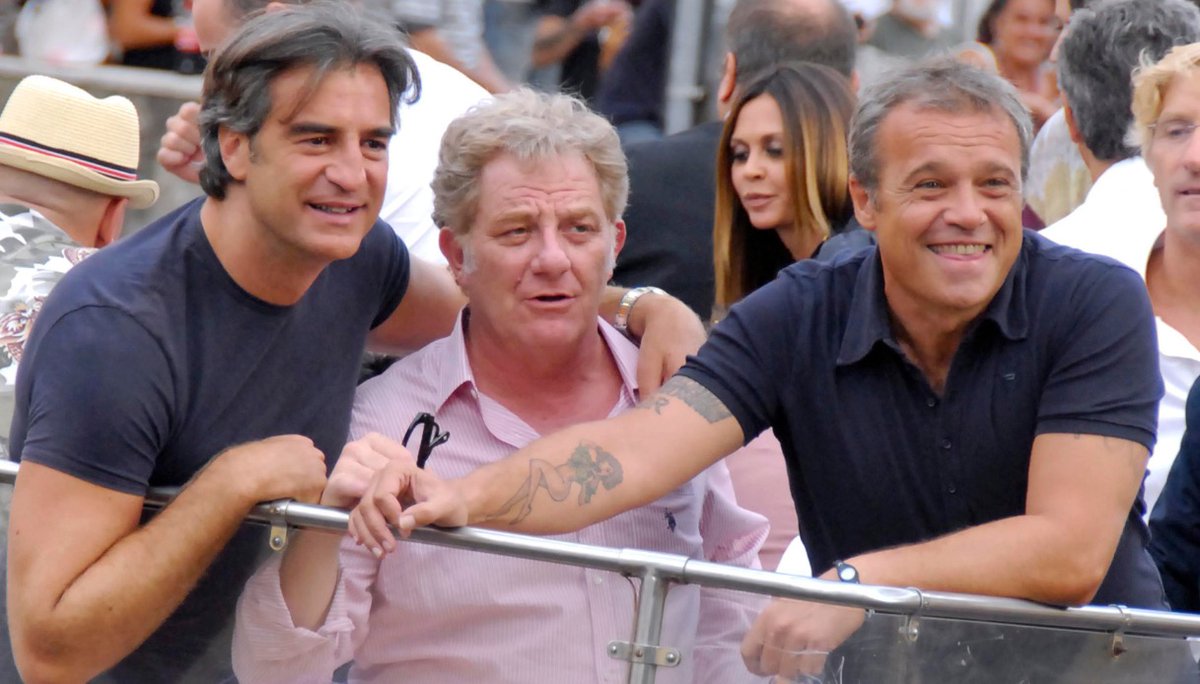 BiasiErika's tweet photo. "Io,Ezio e Cesare quando pensavamo ci fossimo presi l'ebola"😭😭😭
Quanti ricordi con i casini del golden trio❤️ #ICesaroni https://t.co/8ZAREX1jVZ